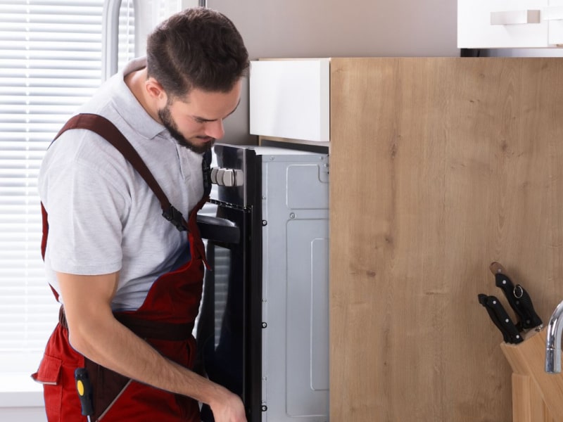 Técnico Reparando Horno LG